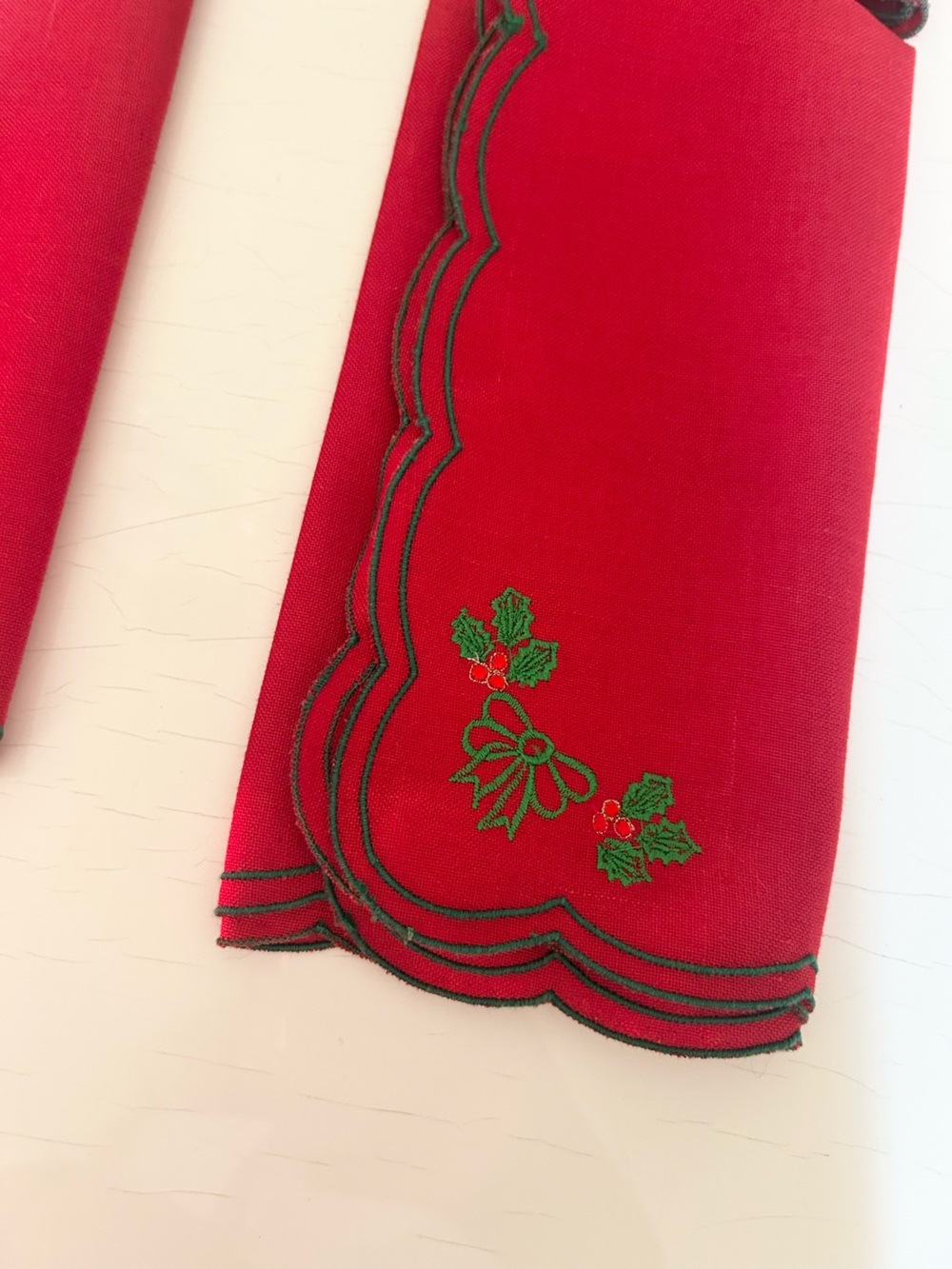 Set of 4 Red Christmas Holiday Napkins Embroidered Holly Bow Scalloped